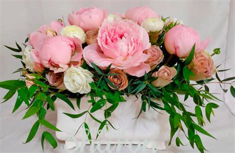 arreglo de flores rosas como peonias o rosas