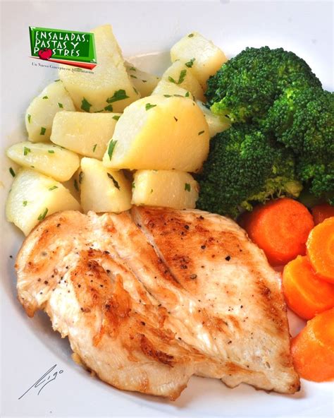 Pechuga de pollo asada en bandeja con papas y vegetales