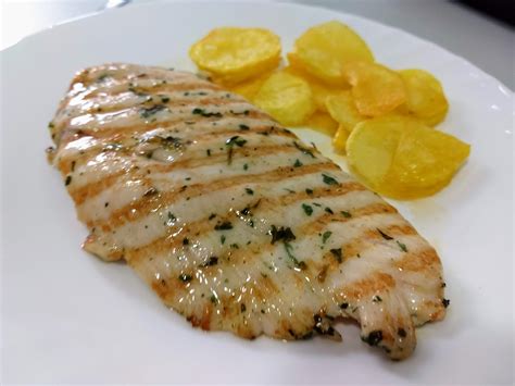 Pechugas de pollo a la plancha con papas y setas