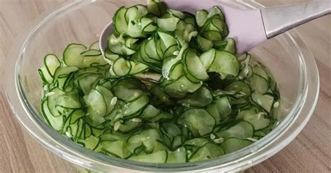 Plato de ensalada de pepino agridulce con un toque refrescante