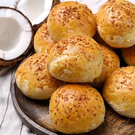 Foto de pan de coco casero recién horneado con textura esponjosa