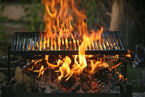 Infografía: pasos básicos para preparar la parrilla y encender el fuego correctamente