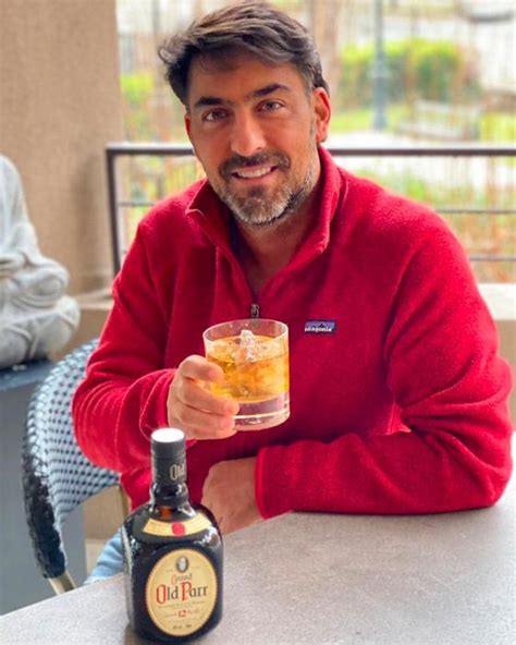 Retrato profesional de Chris Carpentier en su entorno de trabajo