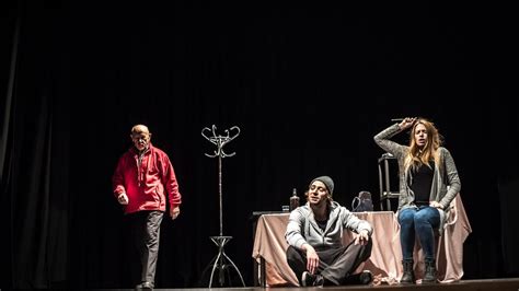 Retrato fotográfico de la actriz Stella Matute en una puesta en escena teatral