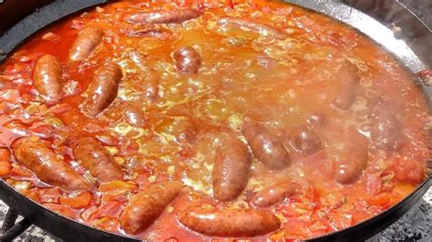Ingredientes frescos para chorizos a la pomarola: tomates, cebolla, pimientos, ajos y chorizos criollos