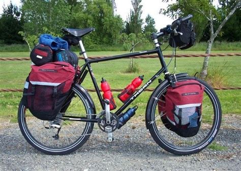 Foto de una bicicleta de cicloturismo equipada con parrilla trasera y alforjas