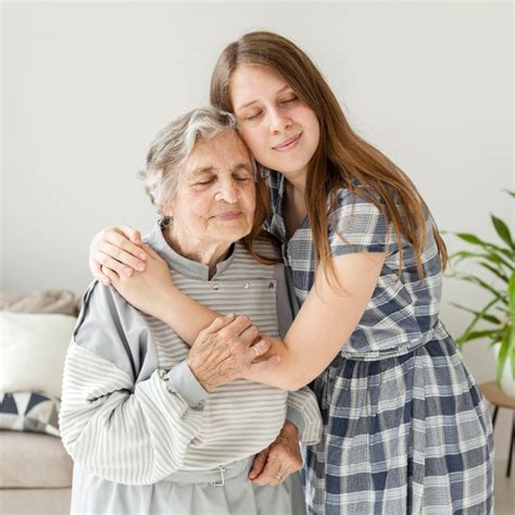 Abuela y nieta compartiendo la preparación de porotos con mote