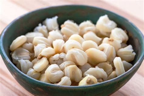 Plato humeante de porotos con mote servido en fuente de greda