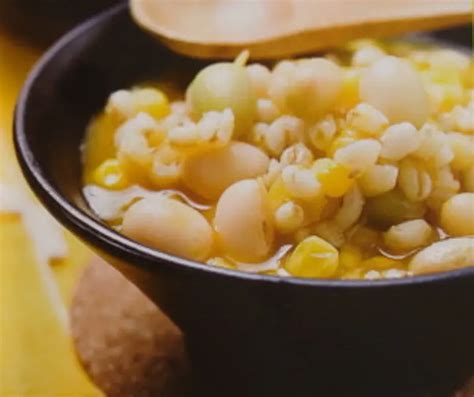 Ingredientes frescos para la preparación de porotos con mote