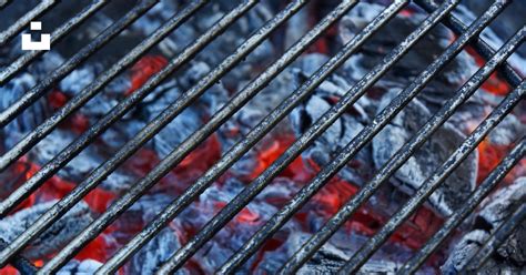 Brasas incandescentes de carbón vegetal en una parrilla