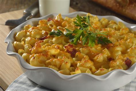 Plato de pastel de coditos cremoso con tocino