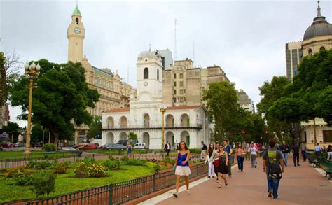 Fotografía de la fachada del restaurante Plaza Mayor en el barrio de Monserrat, mostrando la fila de clientes esperando para comprar pan dulce.