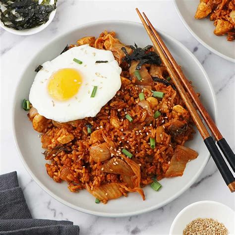 Kimchi Bokkeumbap recién hecho en sartén
