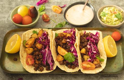 Foto de tacos veganos con garbanzos y soja