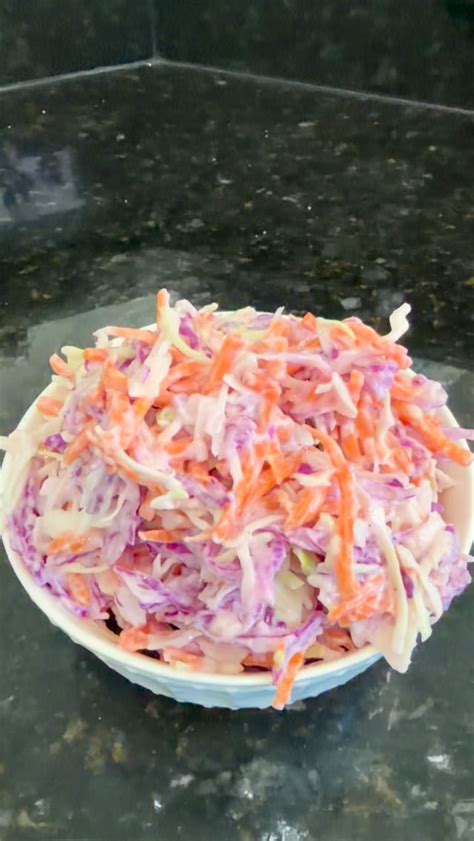 fotografia de los ingredientes principales para hacer coleslaw