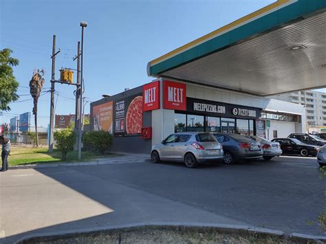 Fachada moderna de un local de Melt Pizzas