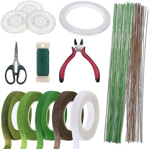 Esquema de materiales necesarios: tijeras, alambre, cinta de floristería y selección de flores preservadas.
