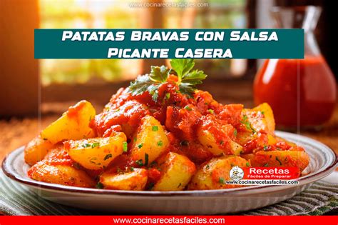 Patatas bravas servidas con salsa picante casera
