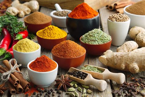 Variedad de especias y condimentos para salsa brava