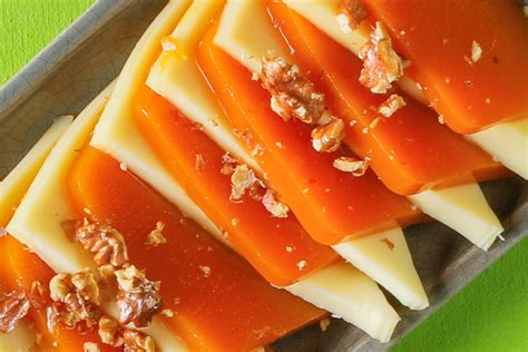 Foto de dulce de batata casero con agar agar en un molde
