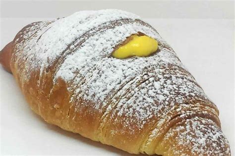 Imagen de un cornetto italiano con relleno de crema
