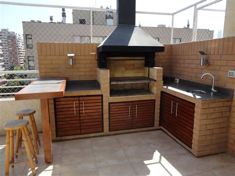 Diseño de una barbacoa de obra con encimera y fregadero en un jardín