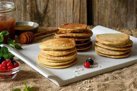 Foto de panqueques apilados con avena, cacao y miel