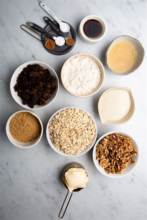 Tazón con avena y otros ingredientes para hornear