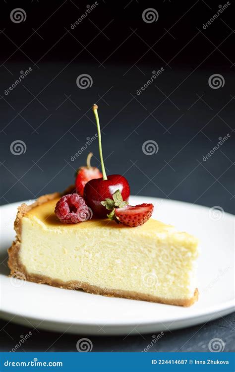 Un delicioso trozo de pastel de avena servido en un plato
