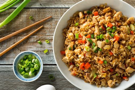 Fotografía de un plato de arroz frito con verduras frescas servido en un tazón