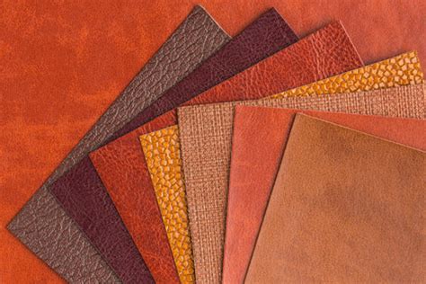 muestrario de texturas de cuero vegano derivado de piña, manzana y materiales reciclados para carcasas de móviles