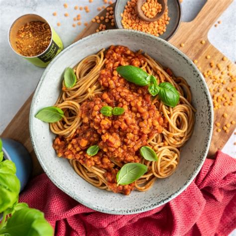 Imagen de una boloñesa vegana de lentejas bien servida con pasta ancha