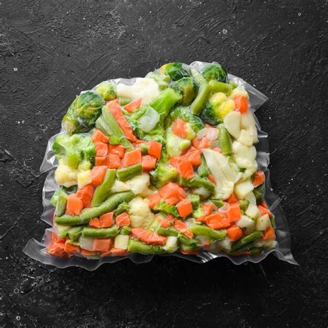 foto de verduras congeladas variadas en envases