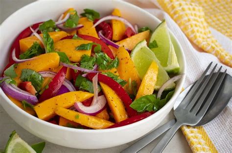 Preparación de ensalada tailandesa con mango y vegetales en tiras finas