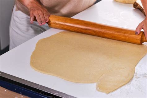 Masa estirada muy fina sobre papel de horno