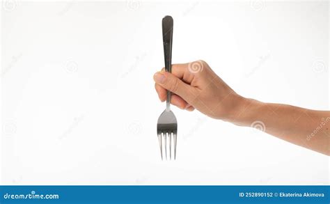 Persona pinchando la masa con un tenedor