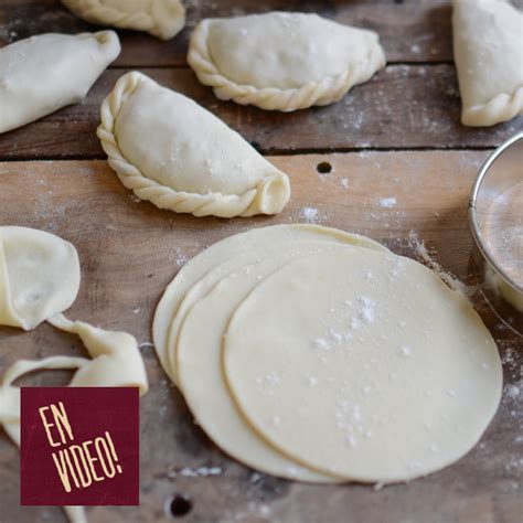 Masa de empanada con el relleno y lista para el horno