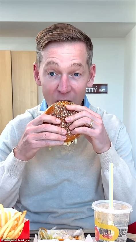 CEO de McDonald's degustando una hamburguesa Big Arch con expresión de incomodidad, como un meme viral de redes sociales.