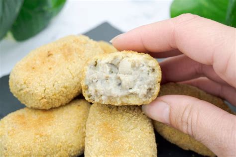 Masa de croquetas de berenjena veganas en un bol