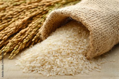 imagen de granos de arroz dorándose en una sartén