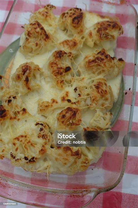 Plato de gratinado listo para servir, con capa dorada y burbujeante