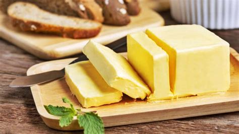 Imagen de los ingredientes para la manteca perfumada o la manteca ya preparada en un recipiente