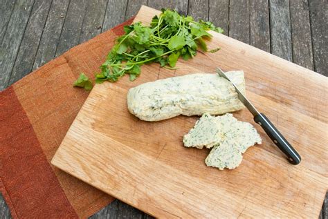 Mantequilla de ajo casera con hierbas frescas, lista para untar o usar en platillos