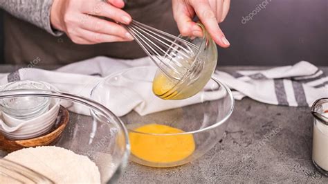 Esquema de preparación: mezclar ingredientes en un bol, marinar en frío y aplicar el jugo sobrante durante la cocción al horno