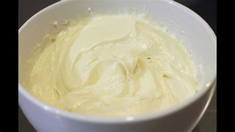 Ingredientes principales para betún de queso crema: queso crema, mantequilla, azúcar glas