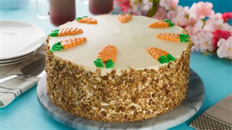 Pastel de zanahoria decorado con betún de queso crema