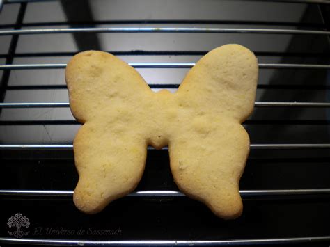 Mariposas de galleta decoradas con papel de azúcar y cuerpo de glasa