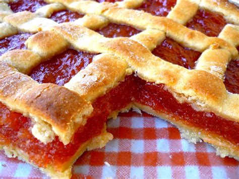 Ilustración de una pastafrola de dulce de membrillo con su enrejado característico