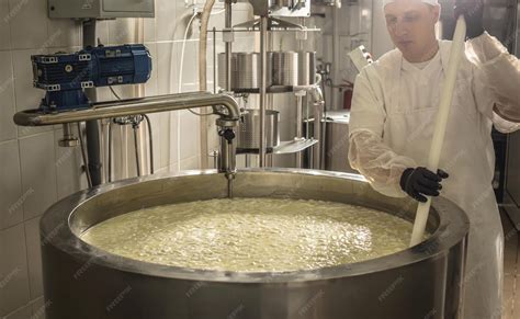 Esquema visual que muestra la diferencia entre la producción de queso tradicional y la obtención de mascarpone a partir de la nata y el ácido.