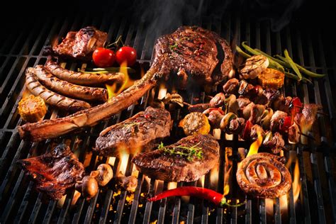 Fotografía de una parrillada chilena con varios tipos de carne y embutidos
